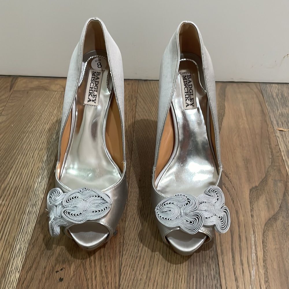 Badgley Mischka Silver Peep-Toe Floral Heels Size 8